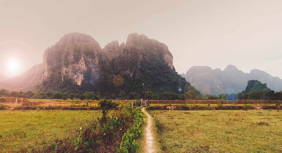 Tips Vang Vang: Sunrise over the limestone rock formations in Vang Vieng is a magical experience