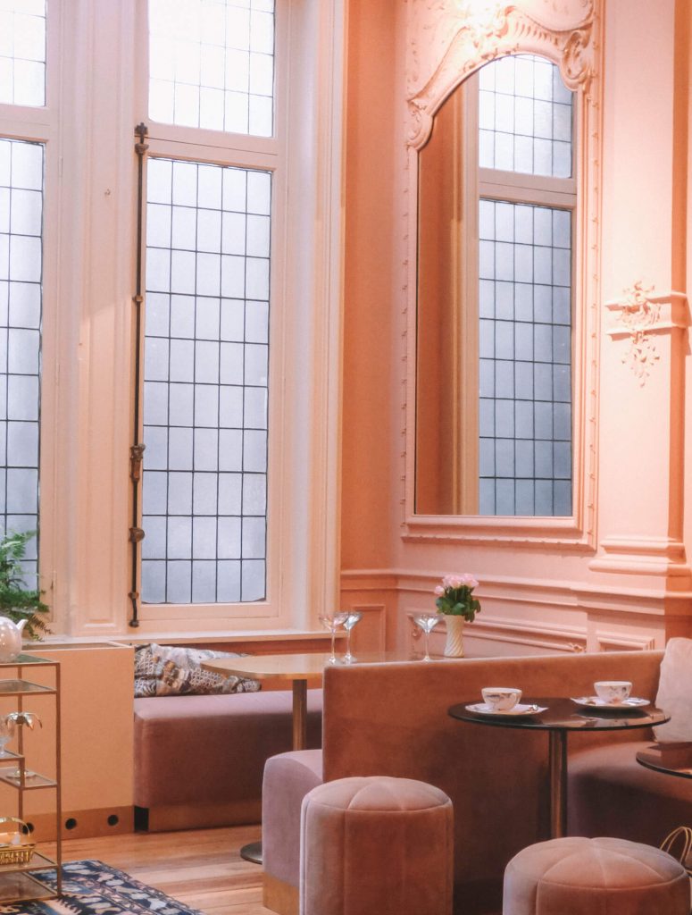 Powder pink wals, ceilings and stools for an incredible high tea experience in Antwerp