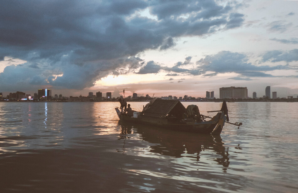 Contrast between tradition and modern in Phnom Penh