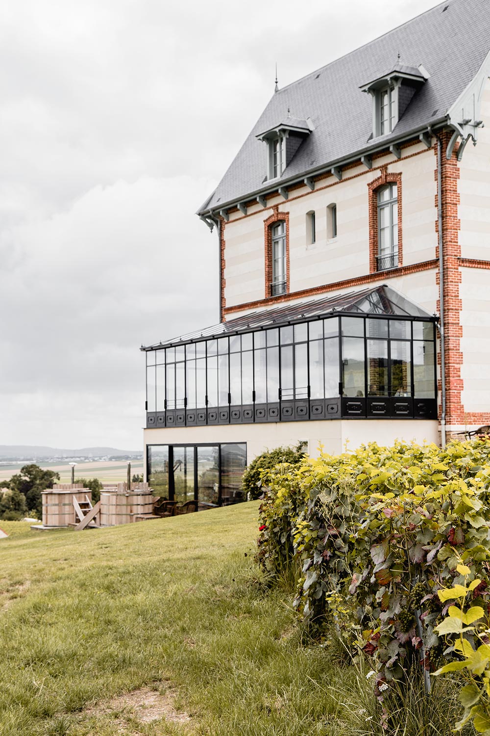 Hot tubs with views over the vineyards in Champagne, France