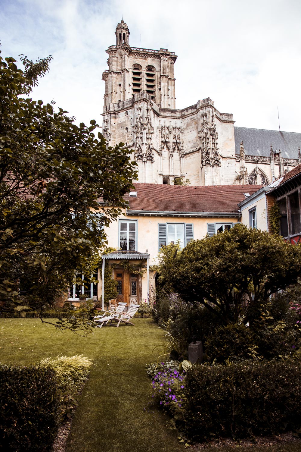 Troyes cathédrale wearing behind Le Jardin de la Cathédrale