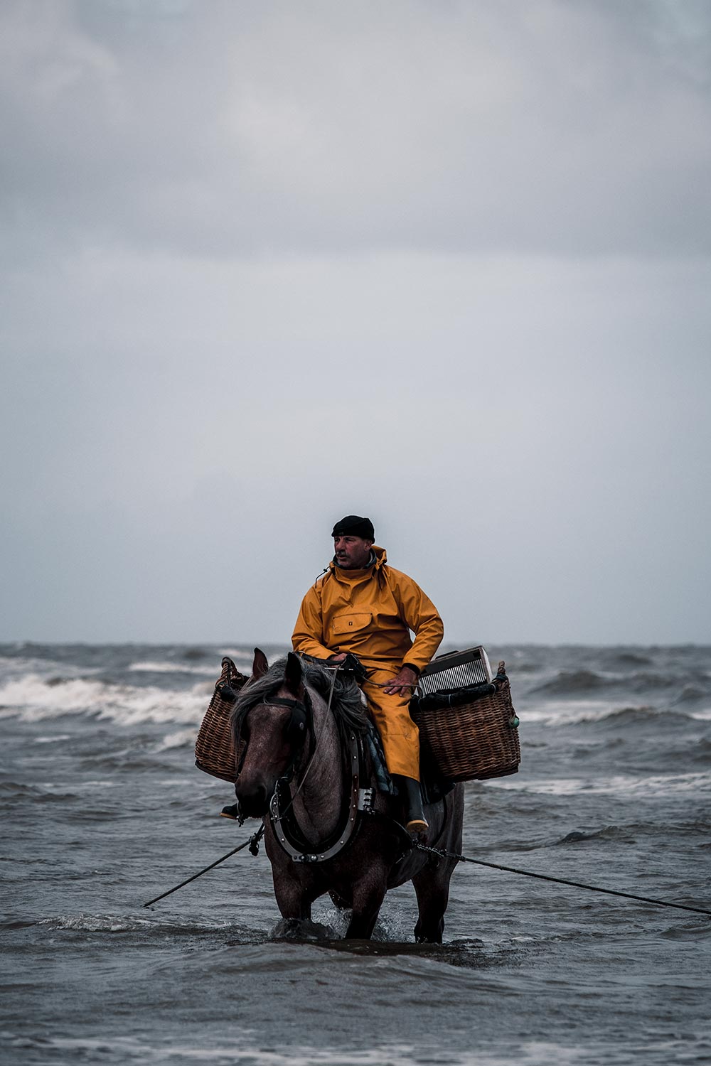 Oostduinkerke gaarnaalvisser te paard wandend door de Noordzee