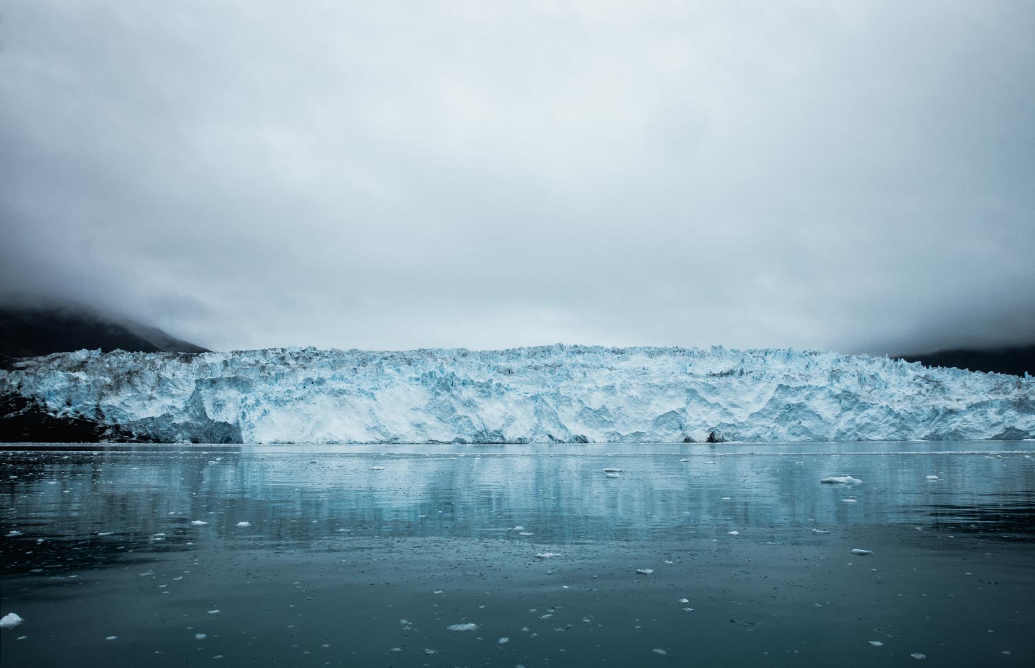 De machtige Eqi Gletsjer in Groenland te zien vanaf onze boot