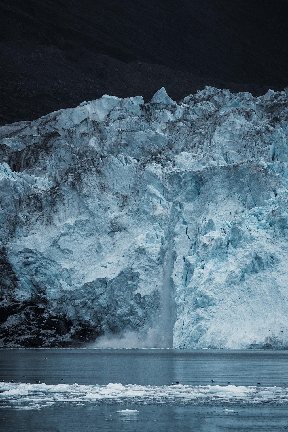 Afkalvende Eqi Gletsjer gezien vanaf terras Comfort Deluxe Cabin in Glacier Lodge Eqi
