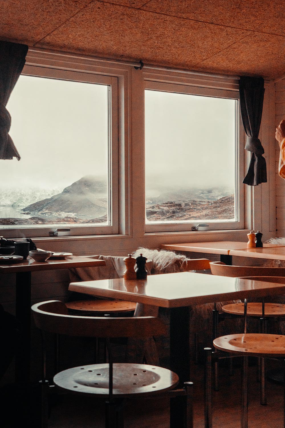 Gezellig interieur van Café Victor in Glacier Lodge Eqi