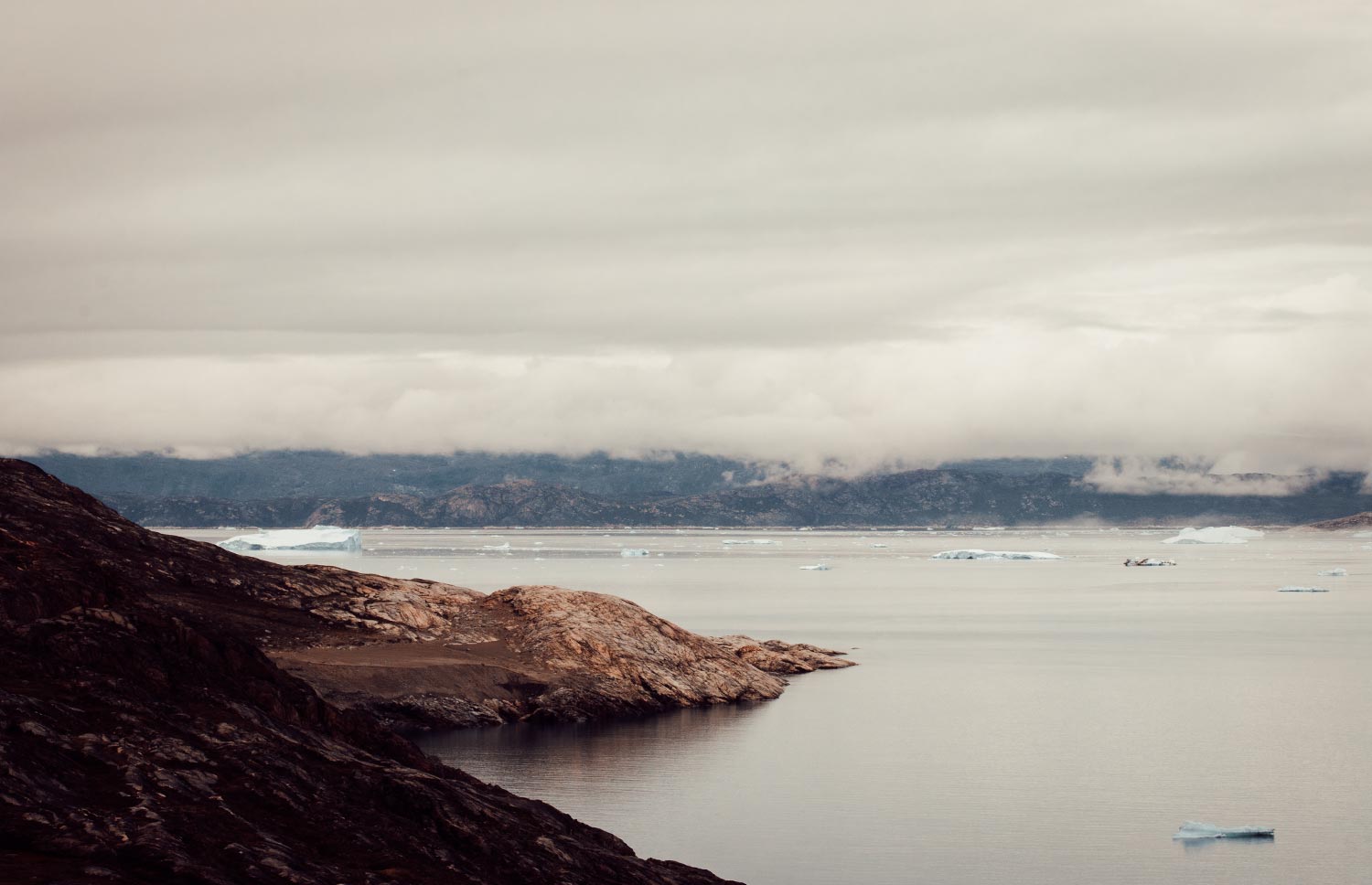 Uitzicht over het landschap vanaf Glacier Lodge Eqi