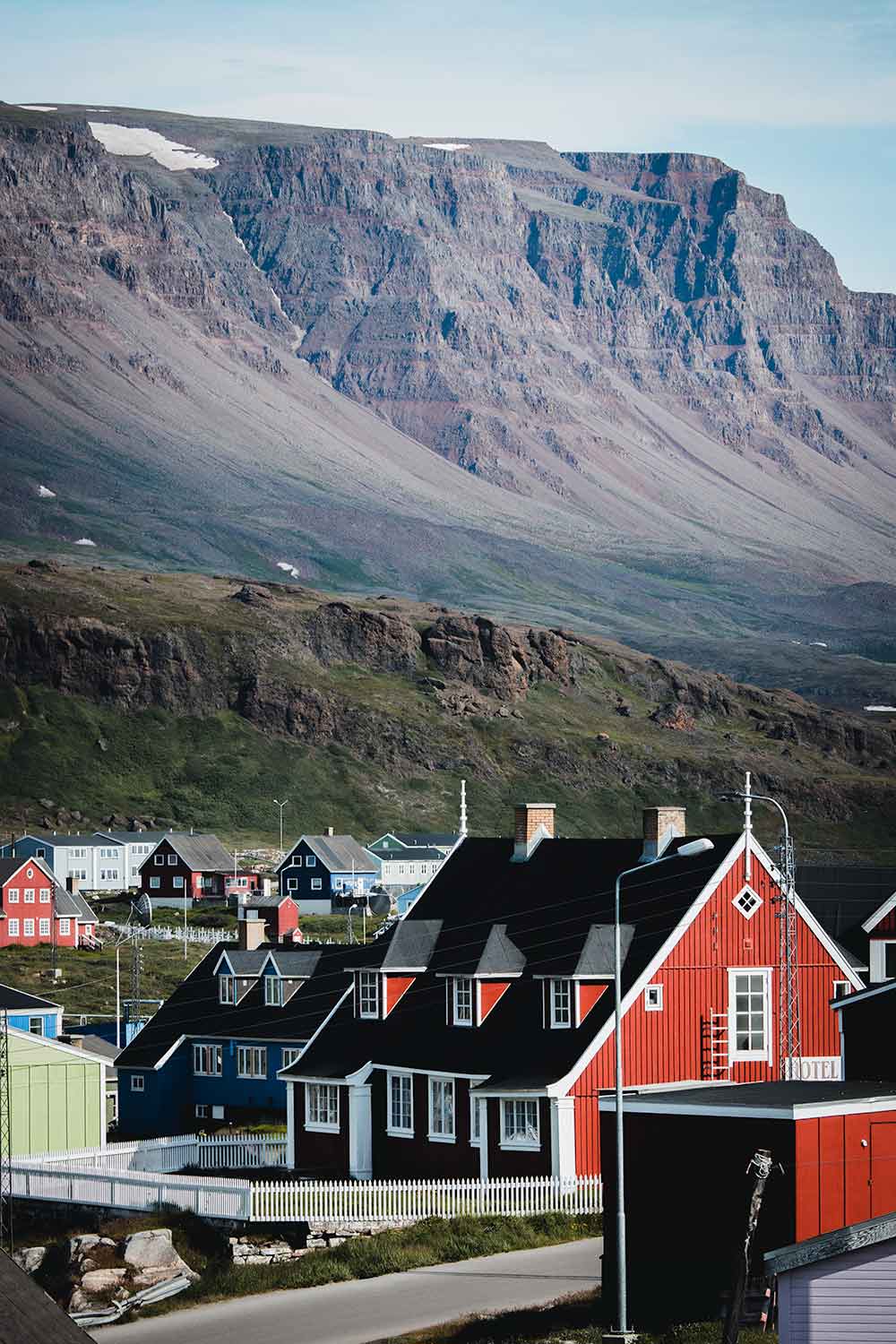 The charming village of Qeqertarsuaq against a Greenlandic backdrop