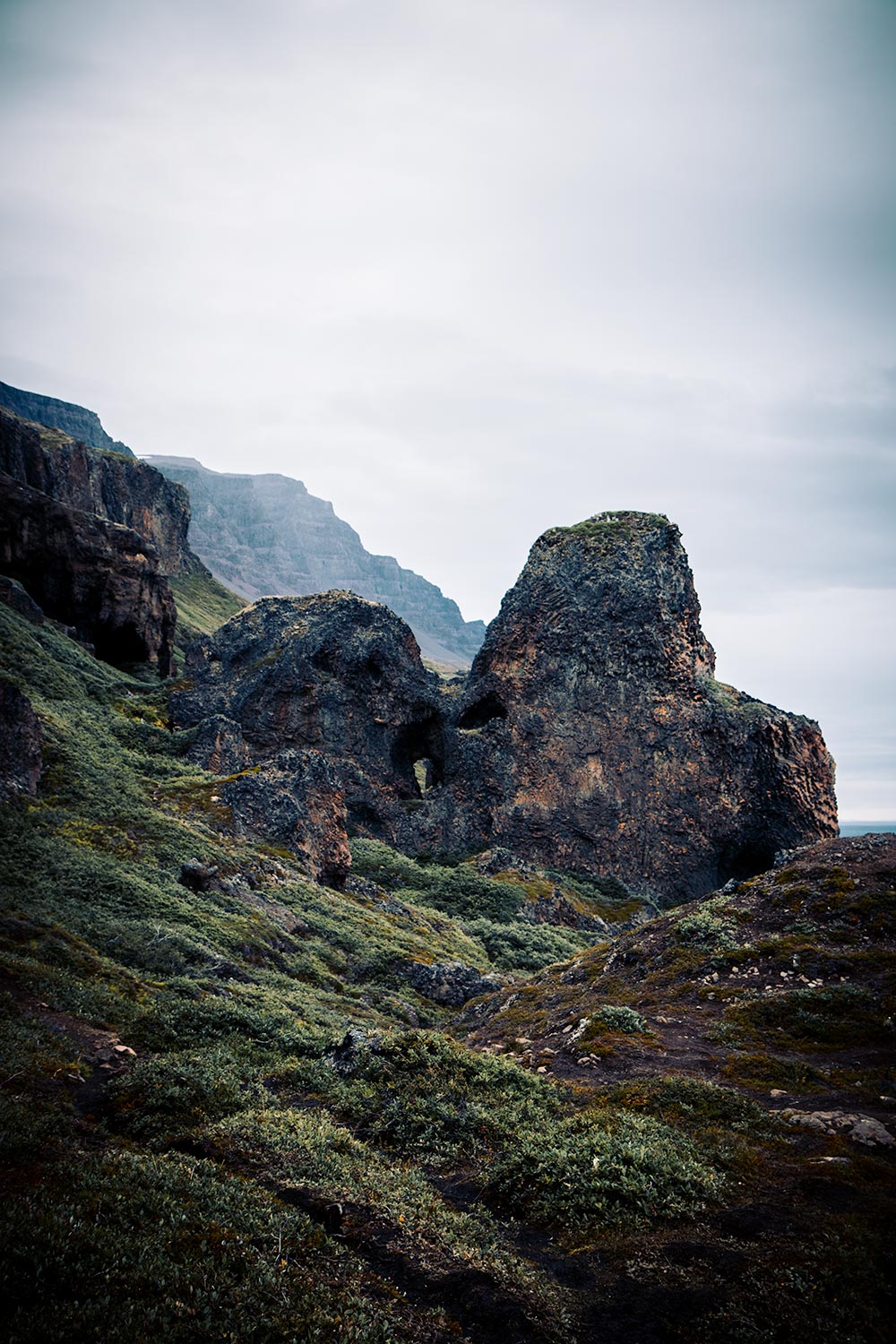 Basalten rotsformaties tijdens Kuannit Hike, de mooiste wandeling op Disko Island