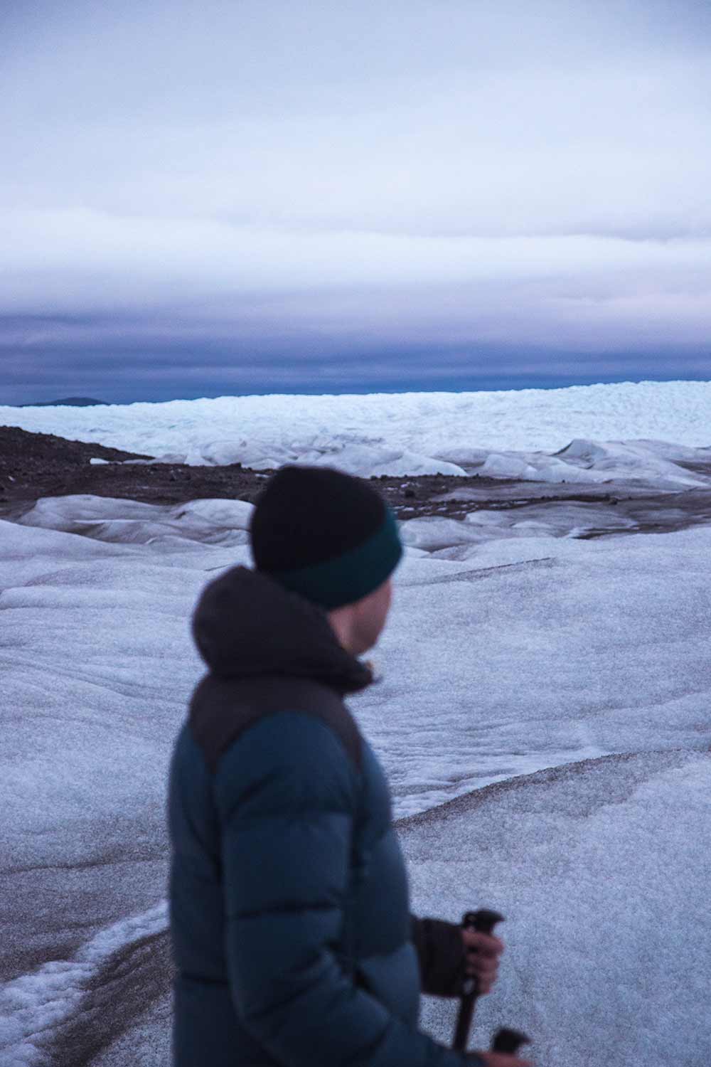 Wandeling op de Groenlandse ijskap onder de middernachtzon