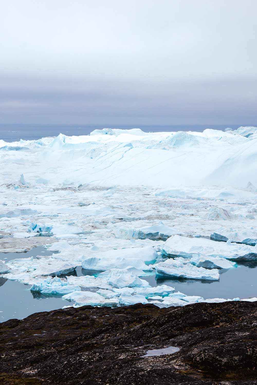 Uitzicht over het Ilulissat Ijsfjord, een must-do activiteit tijdens een vakantie in Groenland