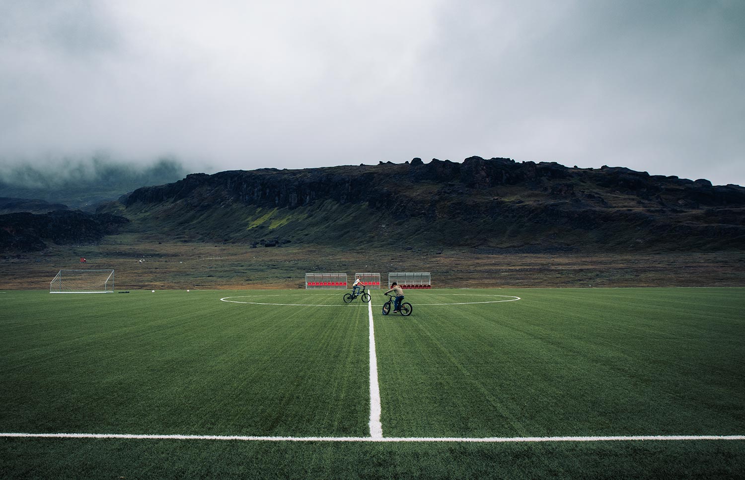 Voetballen temidden van de weergaloze natuur op Disko Island